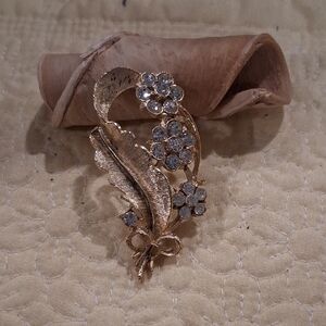 Goldtone & Faux Pearl Brooch